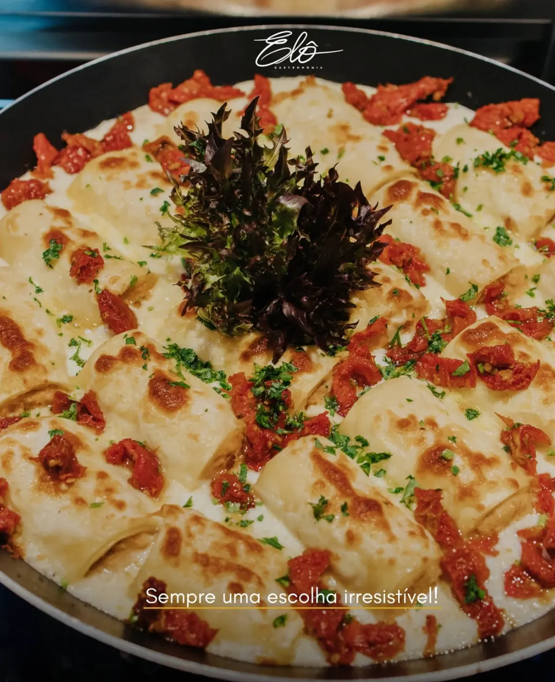 Massa gratinada servida na frigideira