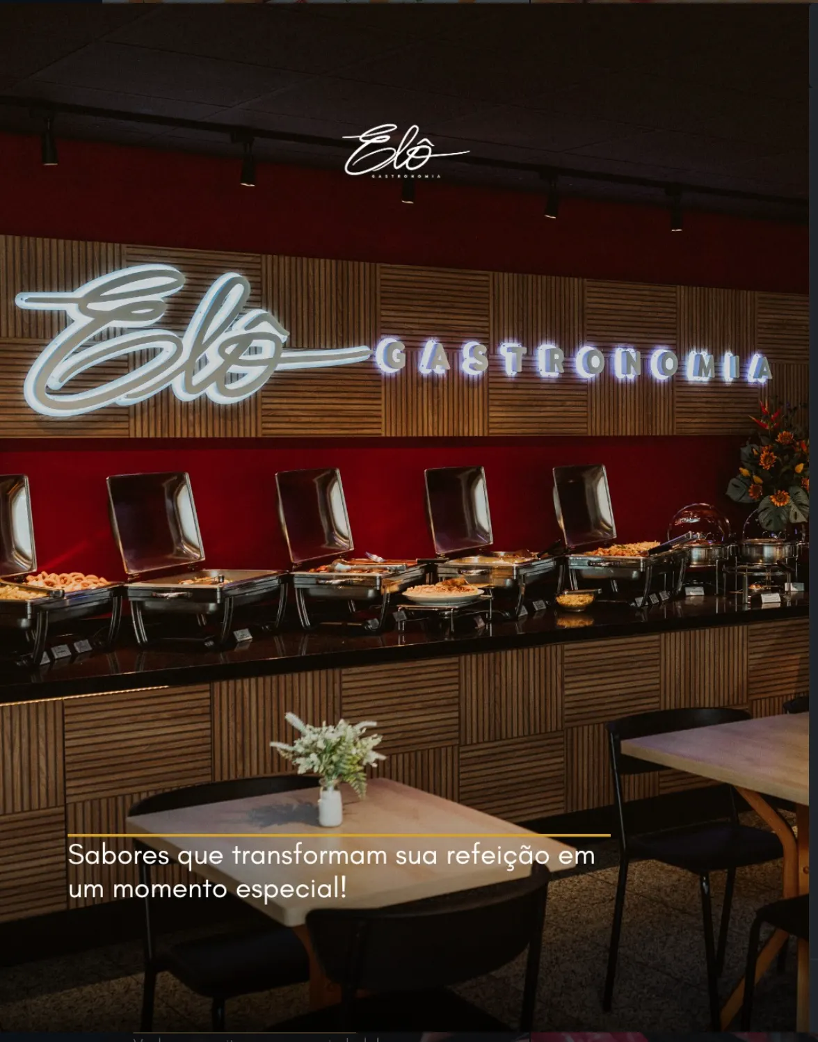 Ambiente interno do restaurante com buffet