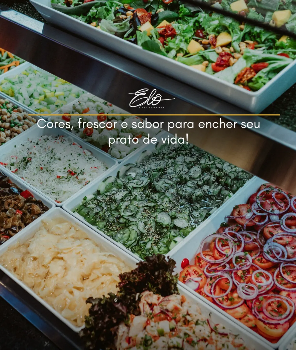 Buffet fresco com legumes e saladas coloridas