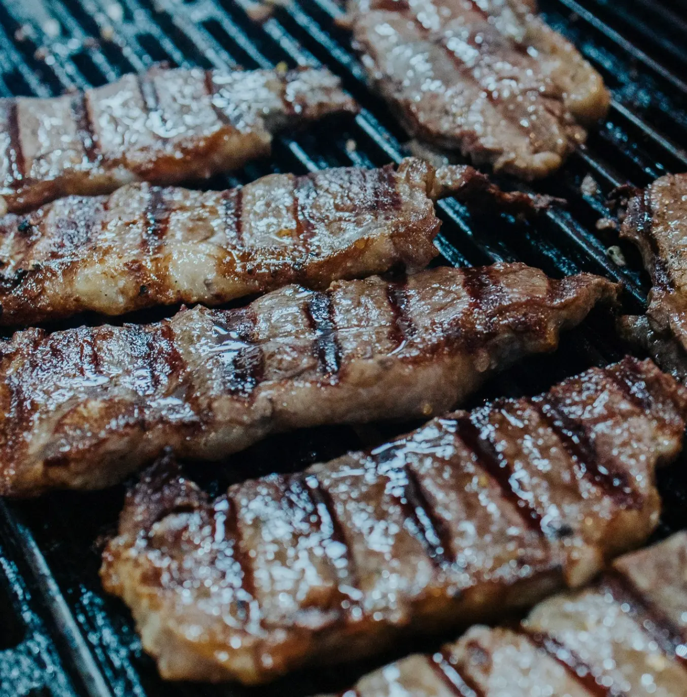 Carnes grelhadas na churrasqueira